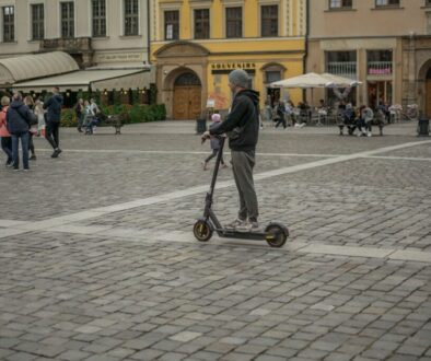 Nielegalny znak na drodze a wypadek z hulajnogą elektryczną – kto ponosi winę?