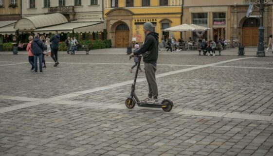 Nielegalny znak na drodze a wypadek z hulajnogą elektryczną – kto ponosi winę?
