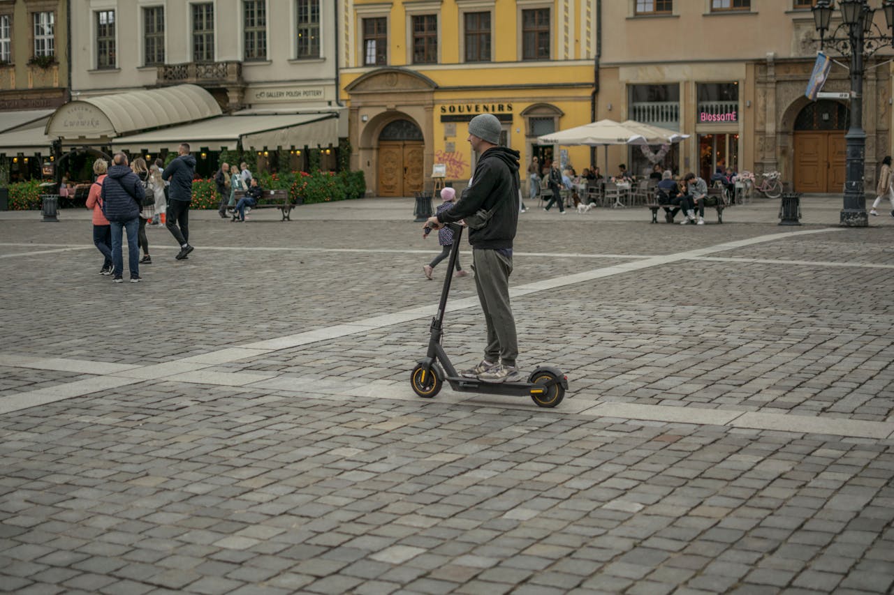 hulajnoga-elektryczna-a-znak Nielegalny znak na drodze a wypadek z hulajnogą elektryczną – kto ponosi winę?